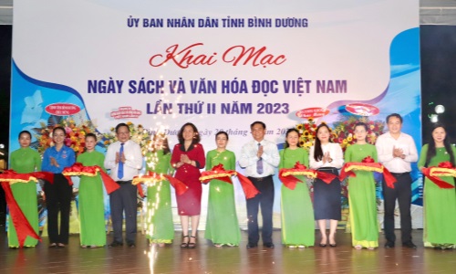 Đông đảo bạn đọc tham quan triển lãm Tuần lễ Sách tại Chợ đêm và Phố đi bộ Bạch Đằng (Bình Dương)